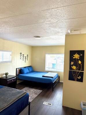 2 slaapkamers, een strijkplank/strijkijzer, gratis wifi, beddengoed