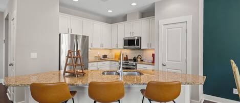 Réfrigérateur, micro-ondes, four, lave-vaisselle