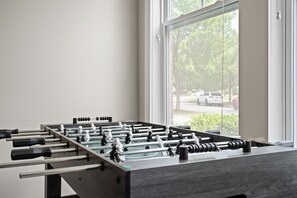 Game room - 3BR KING Home in CLT, 5 min to Uptown, quiet neighborhood (Charlotte)