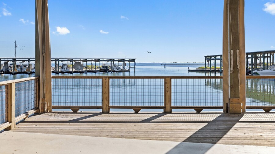 Bluff's Landing Lodge