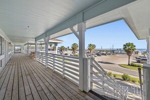 Terrace/patio - Bluff's Landing Lodge (Corpus Christi)