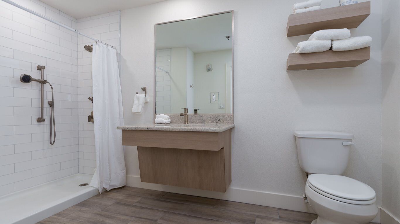 Un bagno moderno con doccia, WC e lavabo.