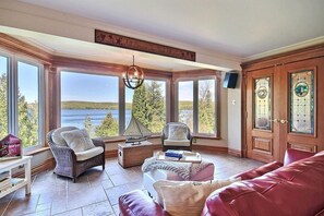 Télévision, cheminée, lecteur de DVD