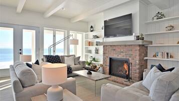 Una televisión, una chimenea