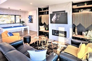 TV, fireplace, stereo - Hôtel à la maison - Villa Jeanne, spa et fleuve (Saint-Irénée)