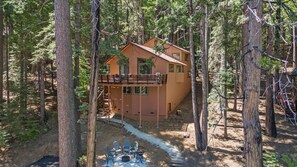 Exterior - Spacious modern chalet w/fire pit, BBQ, games, ping pong - 5 min from Big Trees! (Arnold)