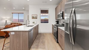 Private kitchen - New- Pool, Hot Tub, Nintendo Switch, Pool, Pickleball and Ping Pong Fun (Santa Clara)