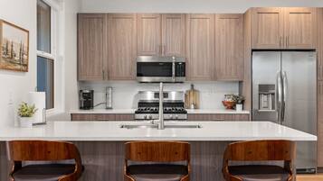 Geladeira, micro-ondas, fogão, cooktop