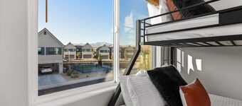 New- Pool, Hot Tub, Nintendo Switch, Pool, Pickleball and Ping Pong Fun