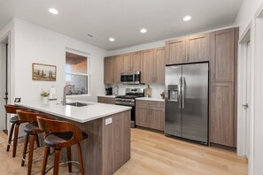 Fridge, microwave, oven, stovetop - New- Pool, Hot Tub, Nintendo Switch, Pool, Pickleball and Ping Pong Fun (Santa Clara)