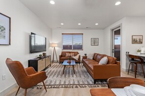 Smart TV, video games, table football, ping pong - New- Pool, Hot Tub, Nintendo Switch, Pool, Pickleball and Ping Pong Fun (Santa Clara)