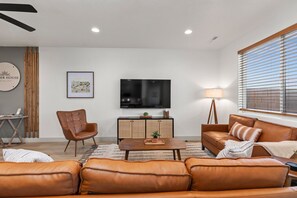 智能电视、电子游戏、桌上足球、乒乓球