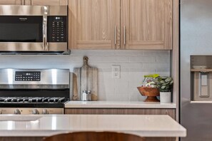 Réfrigérateur, four à micro-ondes, un four, surface de cuisson