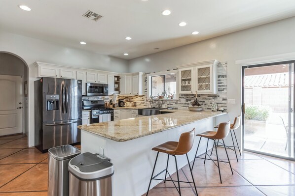 Jääkaappi, mikroaaltouuni, uuni, liesi