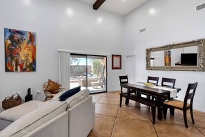 Smart TV, chimenea y libros 