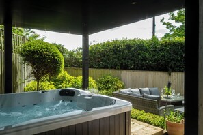 Outdoor spa tub - Verdant Rise (Hassocks)