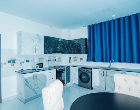 Deluxe Double Room | Private kitchen | Full-size fridge, microwave, oven, cookware/dishes/utensils