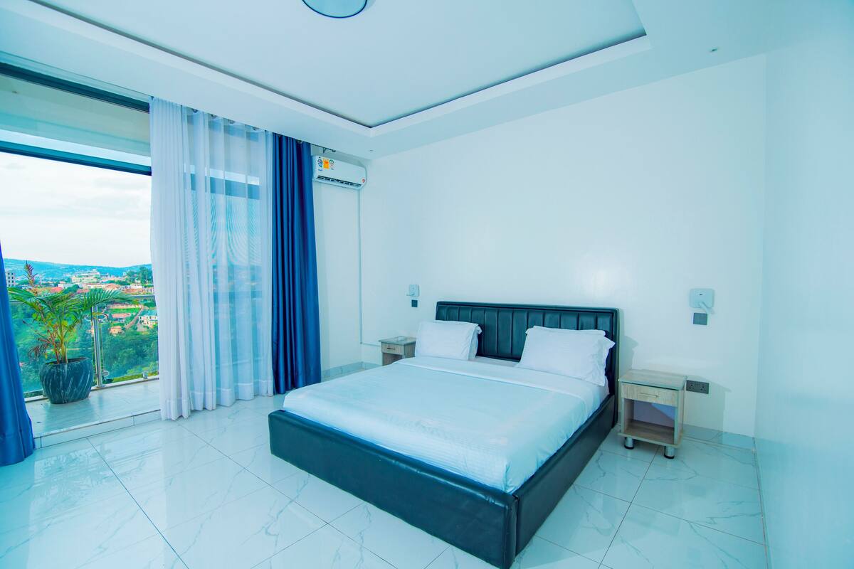 Deluxe Triple Room, Balcony, Garden View | Meja, ruang kerja komputer riba, kalis bunyi, seterika/papan seterika 