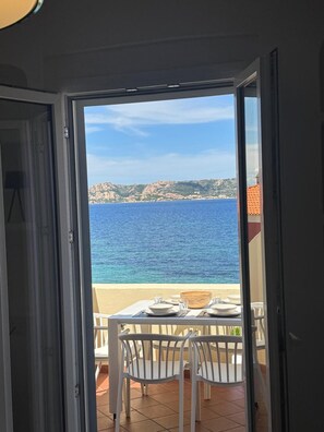 Dining - Beachfront apartment #5 with seaview (Sardegna)