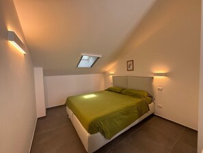 2 bedrooms, iron/ironing board, WiFi, bed sheets - Beachfront apartment #5 with seaview (Sardegna)