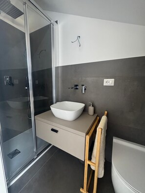 Een douche, een haardroger, handdoeken