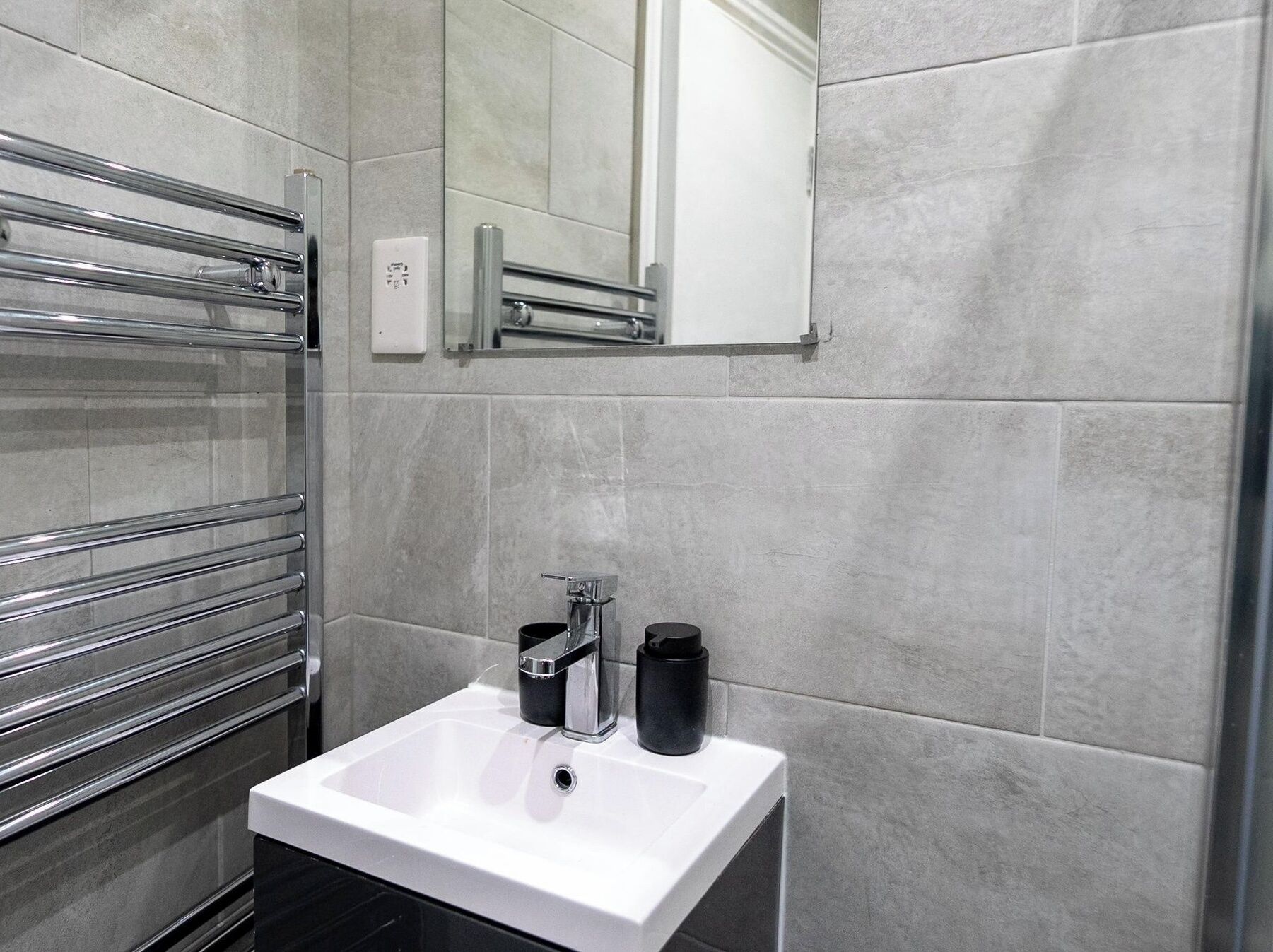 Apartment | Bathroom | Shower, towels, toilet paper