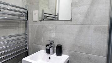 Apartment | Bathroom | Shower, towels, toilet paper
