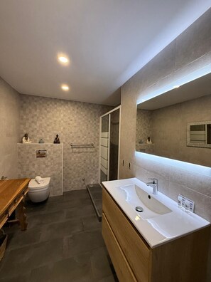 Douche, serviettes fournies