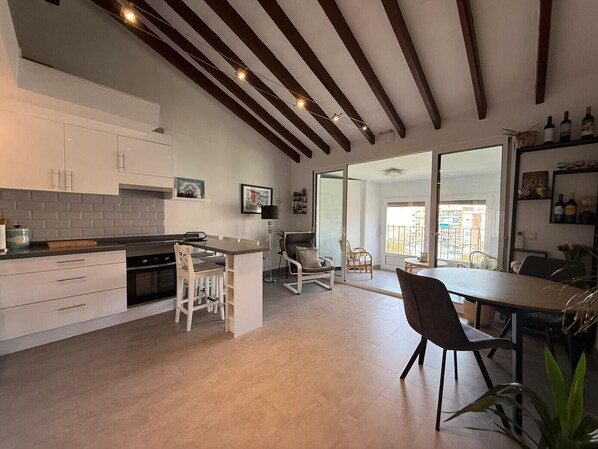 Kjøleskap, mikrobølgeovn, ovn og oppvaskmaskin