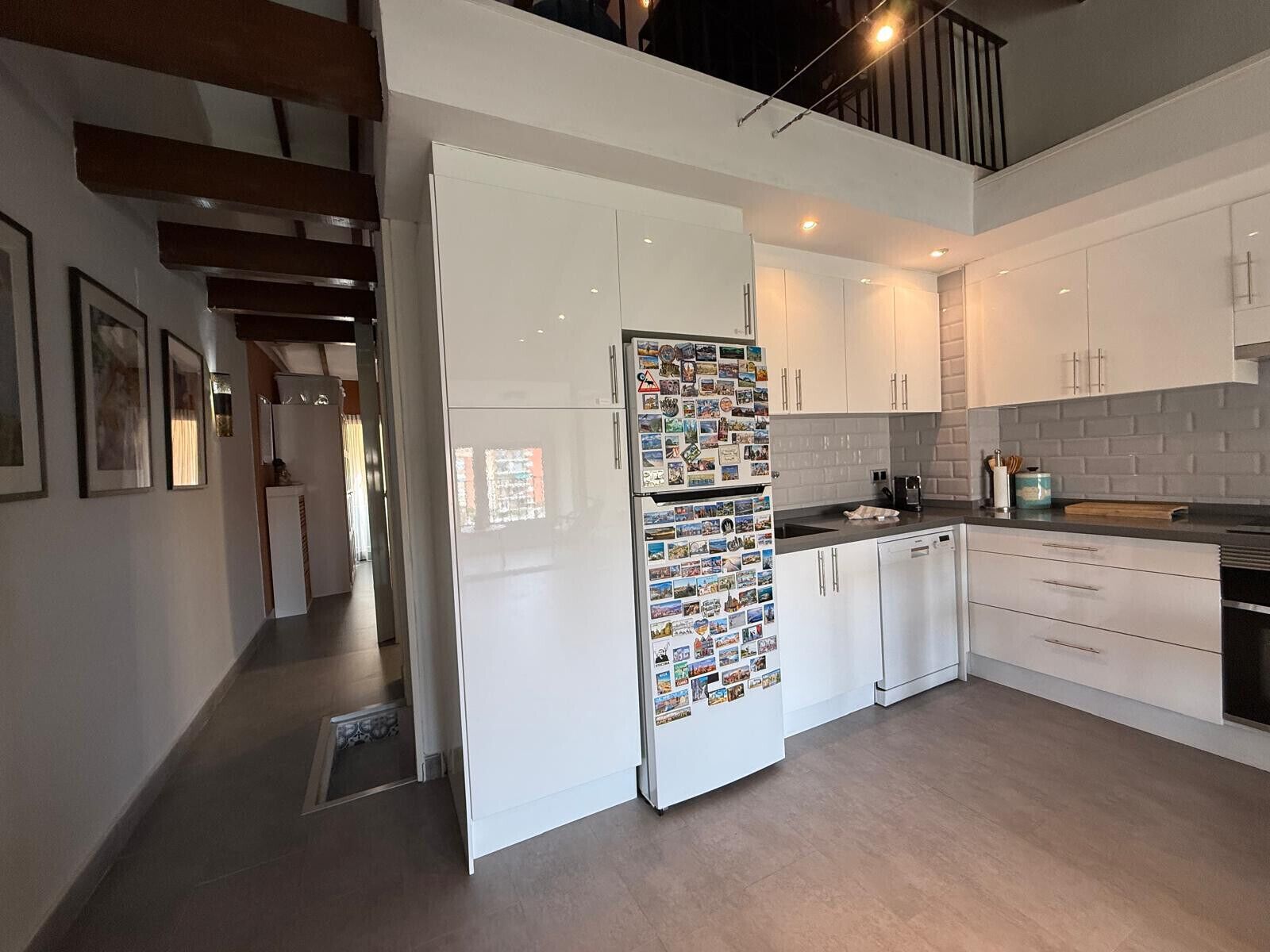 Een koelkast, een magnetron, een oven, een vaatwasser