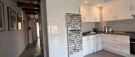 Kühlschrank, Mikrowelle, Ofen, Geschirrspüler