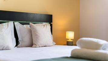 2 slaapkamers, een strijkplank/strijkijzer, internet, beddengoed