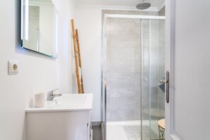 Shower, hair dryer, towels, soap - GuestReady - Caniço paradise with ocean view (Santa Cruz)