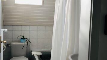 Haartrockner, Handtücher, Seife, Toilettenpapier