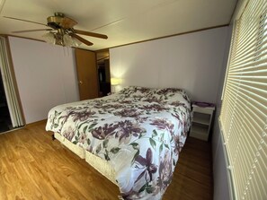 3 bedrooms, desk, iron/ironing board, free WiFi - Charming 3bedroom home with AC, WiFi in PRIVATE subdivision of manufactured home (Larsen)