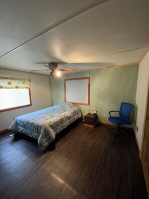 3 bedrooms, desk, iron/ironing board, free WiFi