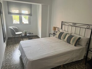 3 habitaciones, tabla de planchar con plancha, wifi y ropa de cama 