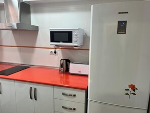 Fridge, cookware/dishes/utensils