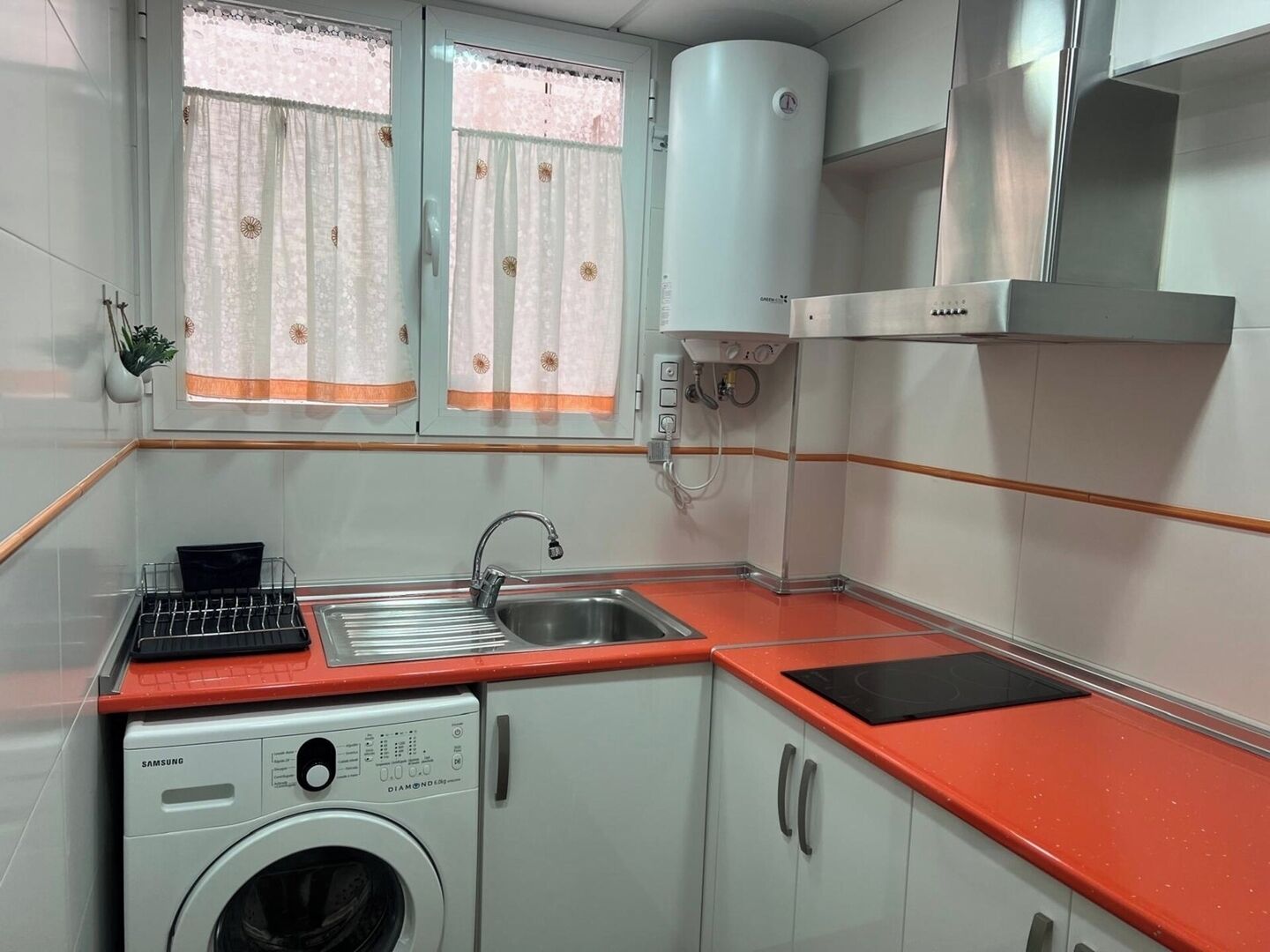 Een koelkast, kookgerei, borden en bestek