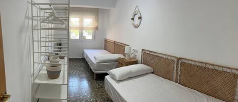 3 slaapkamers, een strijkplank/strijkijzer, wifi, beddengoed