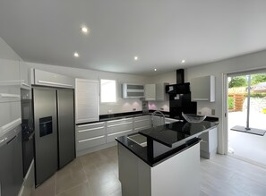 冰箱、微波炉、烤箱、炉灶