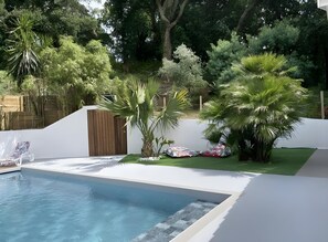 Outdoor pool, a heated pool