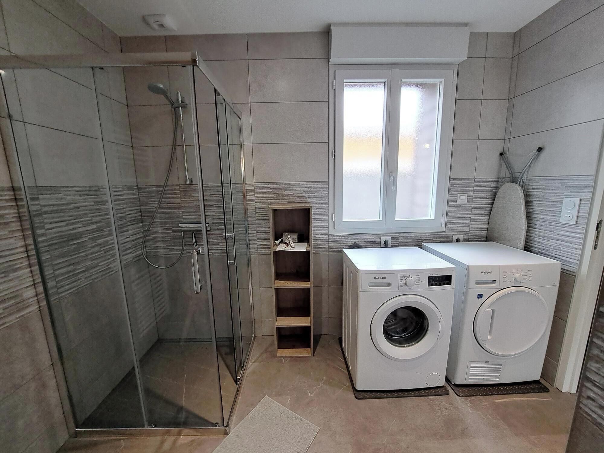 Een douche, een haardroger, handdoeken, zeep