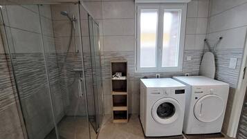 Een douche, een haardroger, handdoeken, zeep