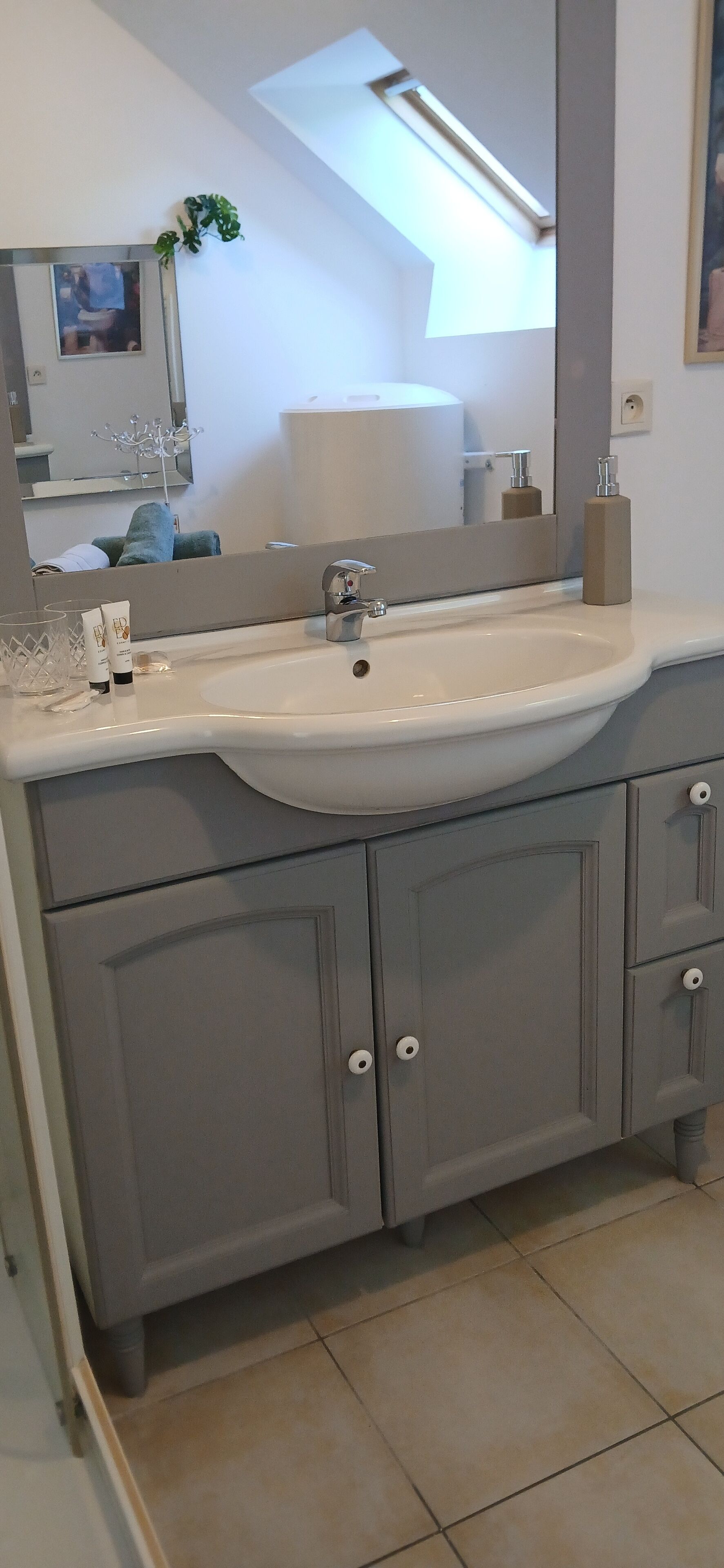 淋浴设施、毛巾、肥皂、卫生纸