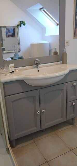 Dusche, Handtücher, Seife, Toilettenpapier