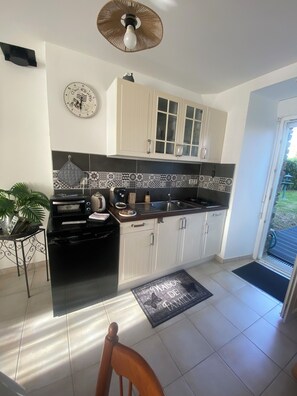 Fridge, microwave, oven, stovetop - Chez Sandrine (La Gacilly)