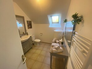 Shower, towels, soap, toilet paper - Chez Sandrine (La Gacilly)