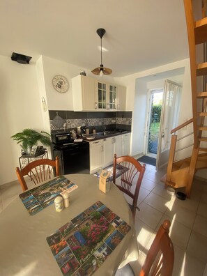 Fridge, microwave, oven, stovetop - Chez Sandrine (La Gacilly)