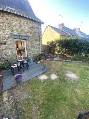 Outdoor dining - Chez Sandrine (La Gacilly)